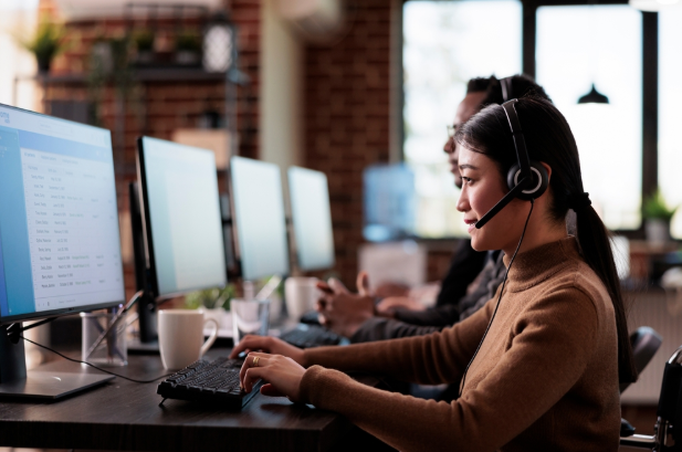 Managing a Remote Sales Team: 8 Strategies to Adapt